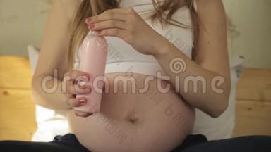 孕妇用防拉伸痕乳液摩擦腹部。 慢动作